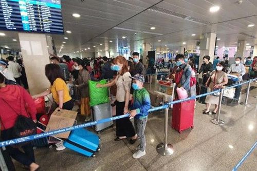 Khách đi máy bay cần khai báo y tế trước khi lên sân bay