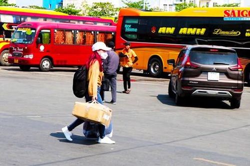 Giá vé tàu xe ổn định, người dân thoải mái về quê đón tết