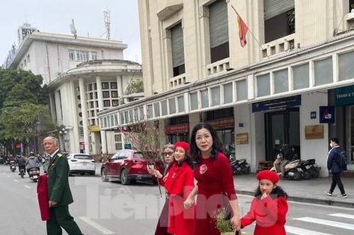 Hồ Gươm trước giao thừa không pháo hoa