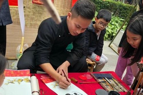 Ngắm những tác phẩm thư pháp trên tranh độc đáo của 'ông đồ' 9X