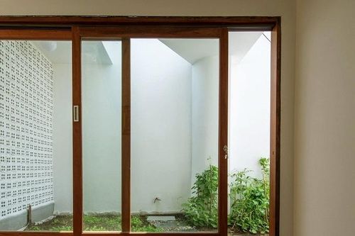 Ngôi nhà được 'vẽ' bởi vườn rau, vệt nắng và nội thất cũ