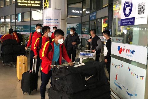 Tuyển Việt Nam về đến Hà Nội, chuẩn bị đấu Trung Quốc mùng 1 Tết
