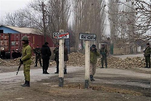 Binh lính Tajikistan và Kyrgyzstan đấu súng tại biên giới