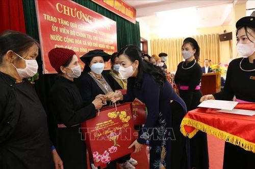 Trao quà của Chủ tịch Quốc hội cho các gia đình chính sách, hộ nghèo ở Thái Nguyên