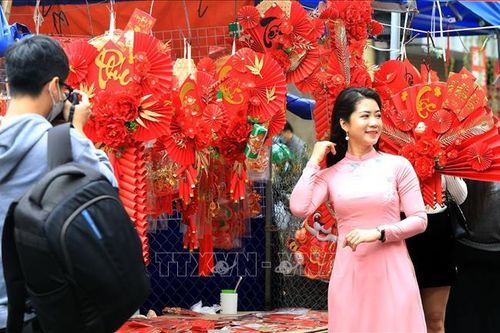 Phố cổ Hà Nội rực rỡ sắc màu đón Xuân