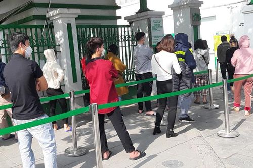 Người dân kiên trì xếp hàng xét nghiệm COVID-19 trước Tết Nhâm Dần