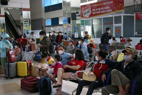 Người dân ùn ùn rời TP Hồ Chí Minh về quê ăn Tết