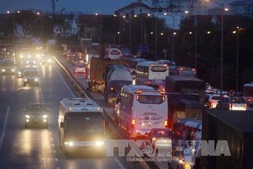 Lưu lượng xe tăng đột biến, các trạm thu phí lên kịch bản ứng phó