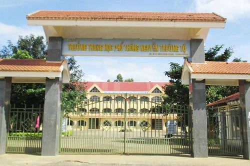Xôn xao việc một trường THPT phân công học sinh quét sân, tưới cây cả 9 ngày nghỉ Tết Nguyên đán