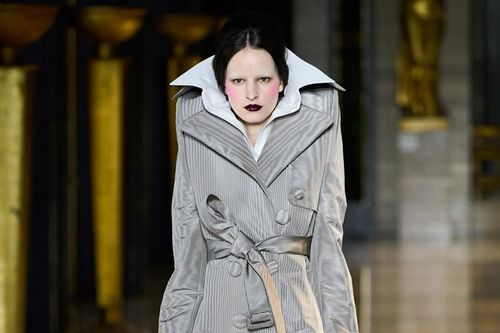 'Rợn người' với BST Haute Couture lấy cảm hứng ma cà rồng của Viktor & Rolf