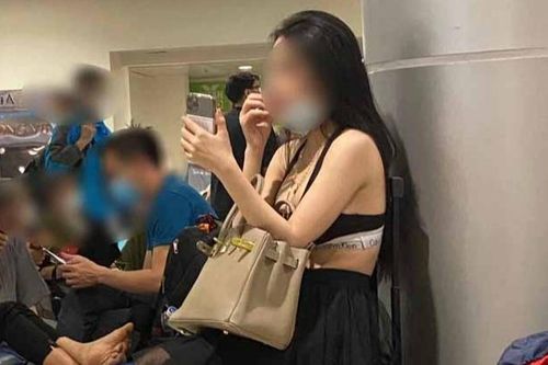 Ngồi đợi ở sân bay, cô gái khiến nhiều người ái ngại khi mặc mỗi chiếc áo ngực