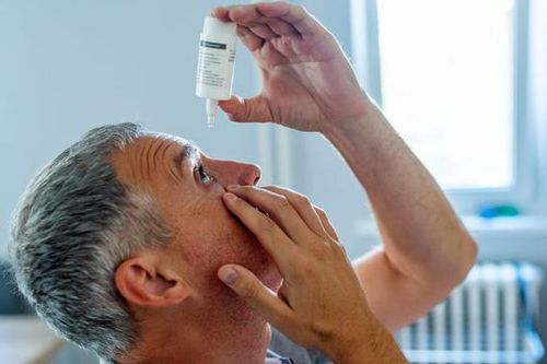 Thuốc nhỏ mắt giúp đọc sách không phải đeo kính