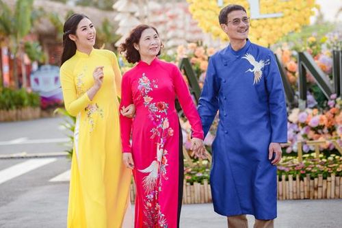 Hoa hậu Ngọc Hân cùng bố mẹ xúng xính áo dài dạo chơi đường hoa xuân