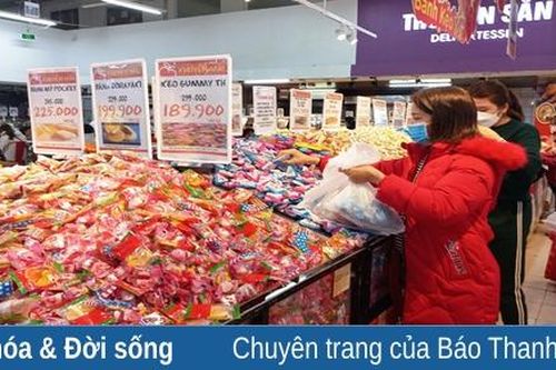 Bánh kẹo cân 'hút khách' dịp Tết Nguyên đán 2022