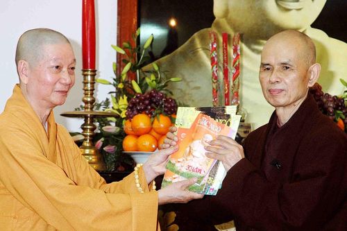 Thiền sư Thích Nhất Hạnh thăm lại Tổ đình Ấn Quang trong lần về nước năm 2005