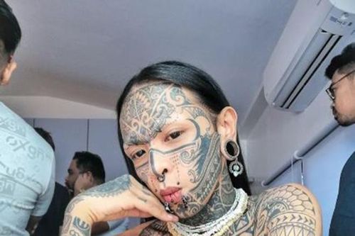 Xăm kín người, cô gái bị trừ tà ngay trên phương tiện công cộng