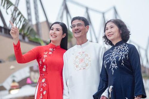 Bố mẹ Hoa hậu Ngọc Hân diện áo dài đón Xuân bên con gái