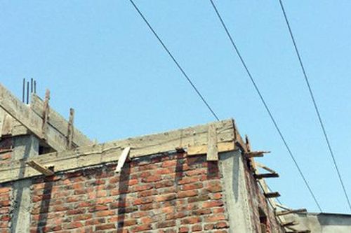 Điện giật 3 người thương vong trong lúc đang thi công mái nhà