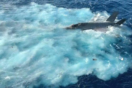 Hình ảnh tiêm kích F-35C rơi ở Biển Đông