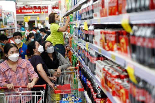 Siêu thị tại TP.HCM chật kín khách sắm đồ Tết