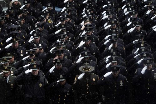 Hàng nghìn cảnh sát New York tiễn đưa đồng nghiệp bị bắn chết