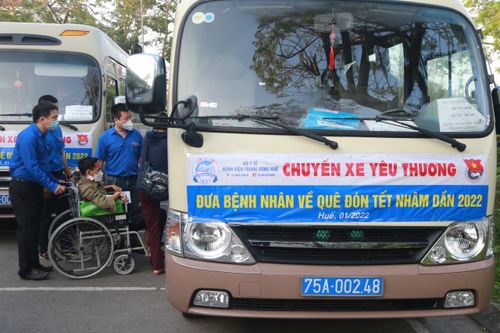 'Chuyến xe yêu thương' đưa gần 100 bệnh nhân nghèo về quê đón Tết