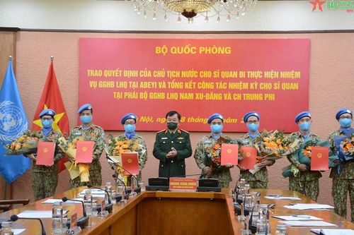 Trao quyết định của Chủ tịch nước cho các sĩ quan thực hiện nhiệm vụ gìn giữ hòa bình Liên hợp quốc
