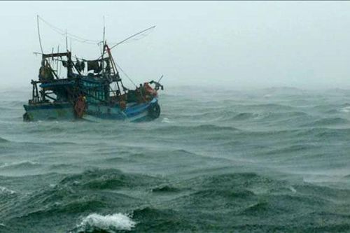 Cảnh báo vùng áp thấp gây lốc xoáy, gió giật mạnh trên biển