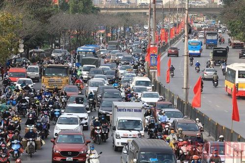 Bến xe thưa vắng, các cửa ngõ Thủ đô vẫn ùn tắc