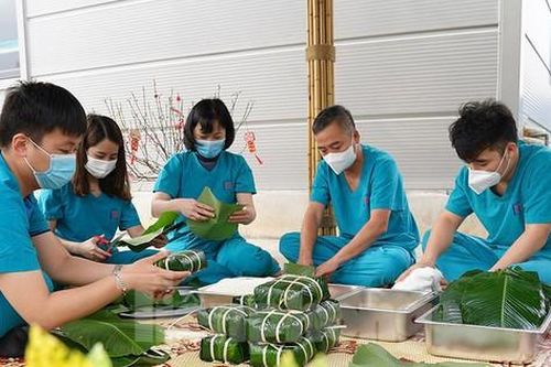 Các y bác sĩ điều trị COVID-19 gói bánh chưng, đón Tết tại bệnh viện