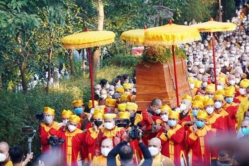 Hàng nghìn người tiễn đưa Thiền sư Thích Nhất Hạnh trong tĩnh lặng