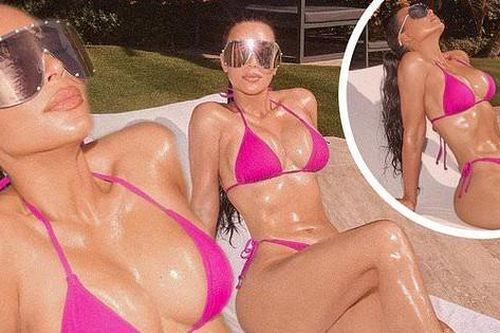 Kim Kardashian làm 'bùng nổ' mạng xã hội với bikini siêu bé