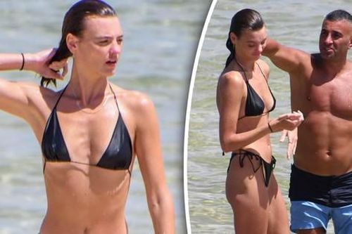 Quán quân Siêu mẫu Úc diện bikini tí hon, thân thiết với trai lạ ở biển