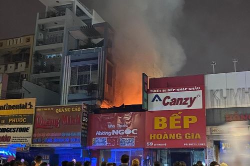 Cháy rụi căn nhà giữa trung tâm TP.HCM ngày 27 Tết