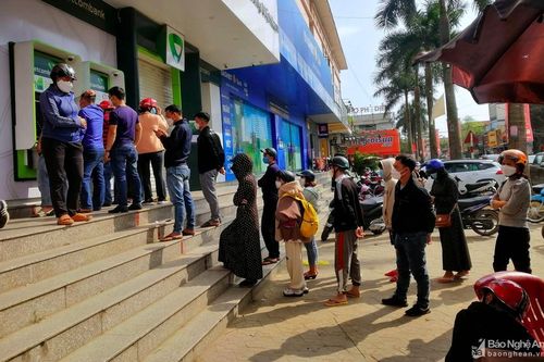 Nghệ An: Chen chân hàng giờ chờ rút tiền ngày Tết