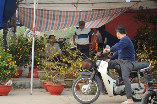 Người dân quê lúa vẫn lơ là phòng dịch khi đi mua sắm dịp Tết