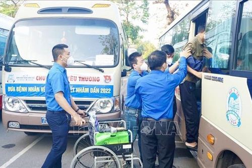 'Chuyến xe yêu thương' đưa bệnh nhân về quê đón Tết