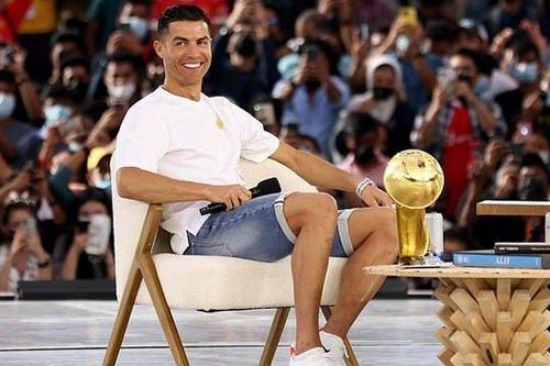 Ronaldo mặc quần cộc, áo phông đi nhận giải Globe Soccer 2021