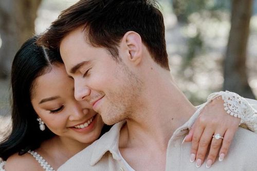 Nữ minh tinh gốc Việt bất ngờ được tài tử Cướp Biển Vùng Caribbean cầu hôn
