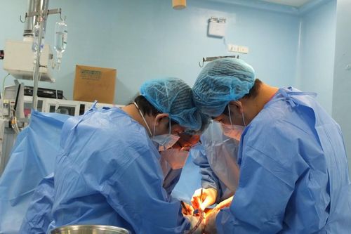 Dùng màng ngoài tim bò tạo hình mạch máu, cứu sống bệnh nhân thủng động mạch chủ, hàng loạt bệnh nền