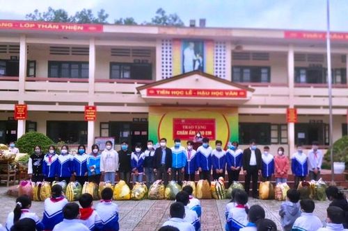 Liên đoàn Lao động huyện Lang Chánh trao tặng 'Chăn ấm vùng cao' cho học sinh nghèo