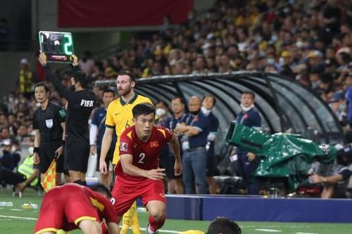 Việt Nam rời khỏi top 100 FIFA