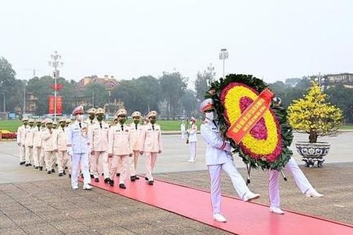 Đoàn đại biểu Bộ Công an vào Lăng viếng Chủ tịch Hồ Chí Minh