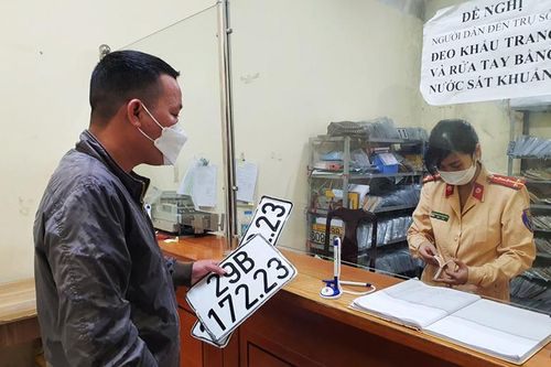 Người dân hào hứng đăng ký xe online trong ngày làm việc cuối cùng