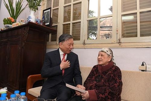 Bộ trưởng Tô Lâm tặng gia đình cố nhạc sỹ Văn Cao bức tranh nghệ thuật khắc họa bản nhạc 'Người Công an thân yêu'