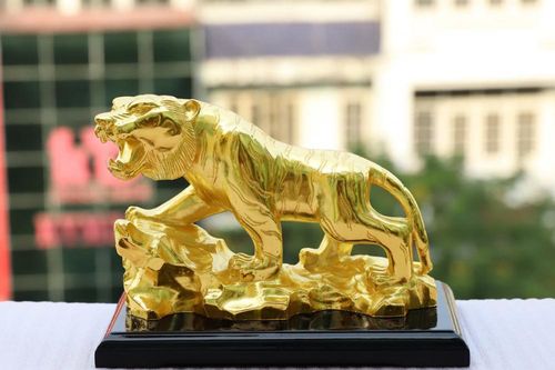 Tượng hổ mạ vàng 24k hút khách dịp Tết Nhâm Dần