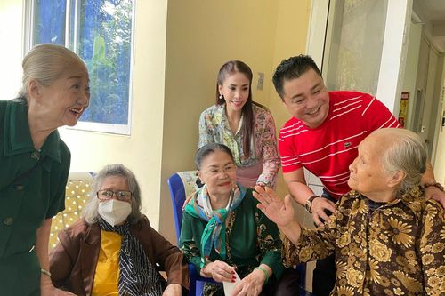 Lý Hùng tặng quà nghệ sĩ ở viện dưỡng lão trước Tết