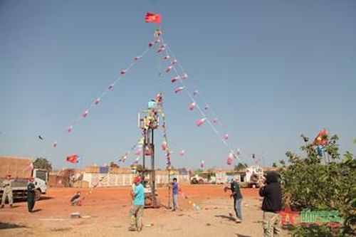 Người lính mũ nồi xanh Việt Nam dựng cây Nêu đón Tết ở Nam Sudan