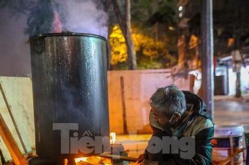 Thức xuyên đêm canh nồi bánh chưng trên vỉa hè Hà Nội