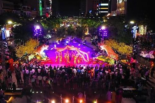 Chiêm ngưỡng lễ khai mạc đường hoa Nguyễn Huệ Tết Nhâm Dần qua góc nhìn Flycam